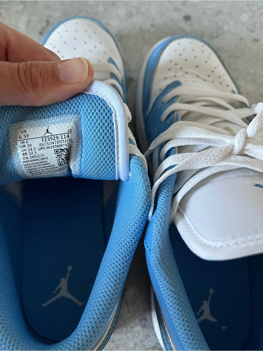 Nike Kids White and Blue Low-Top Sneakers